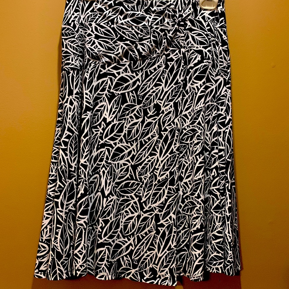 Worthington size small black and white skirt leaf print